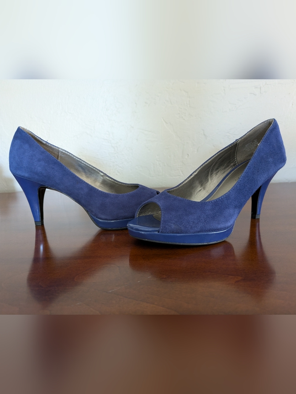 NIB Bandolino Mylah Blue Suede Peep Toe Pumps